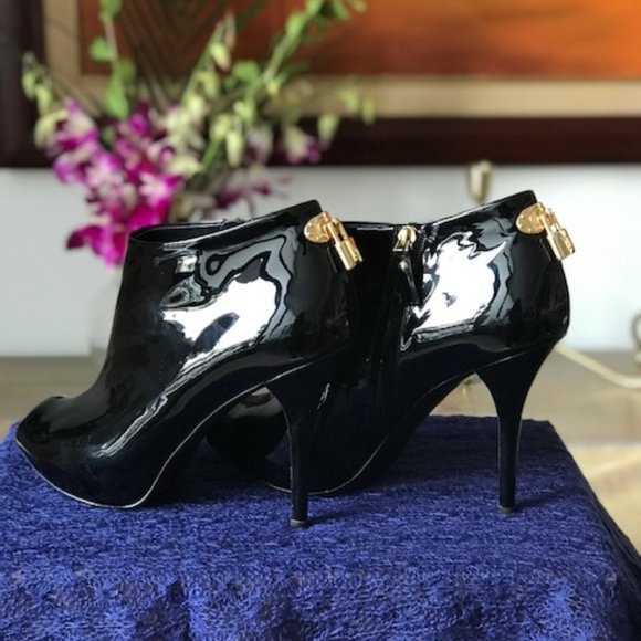 Louis Vuitton: Peep toe patent leather bootie in Black / Noir  (38.5) - Picture 11 of 11